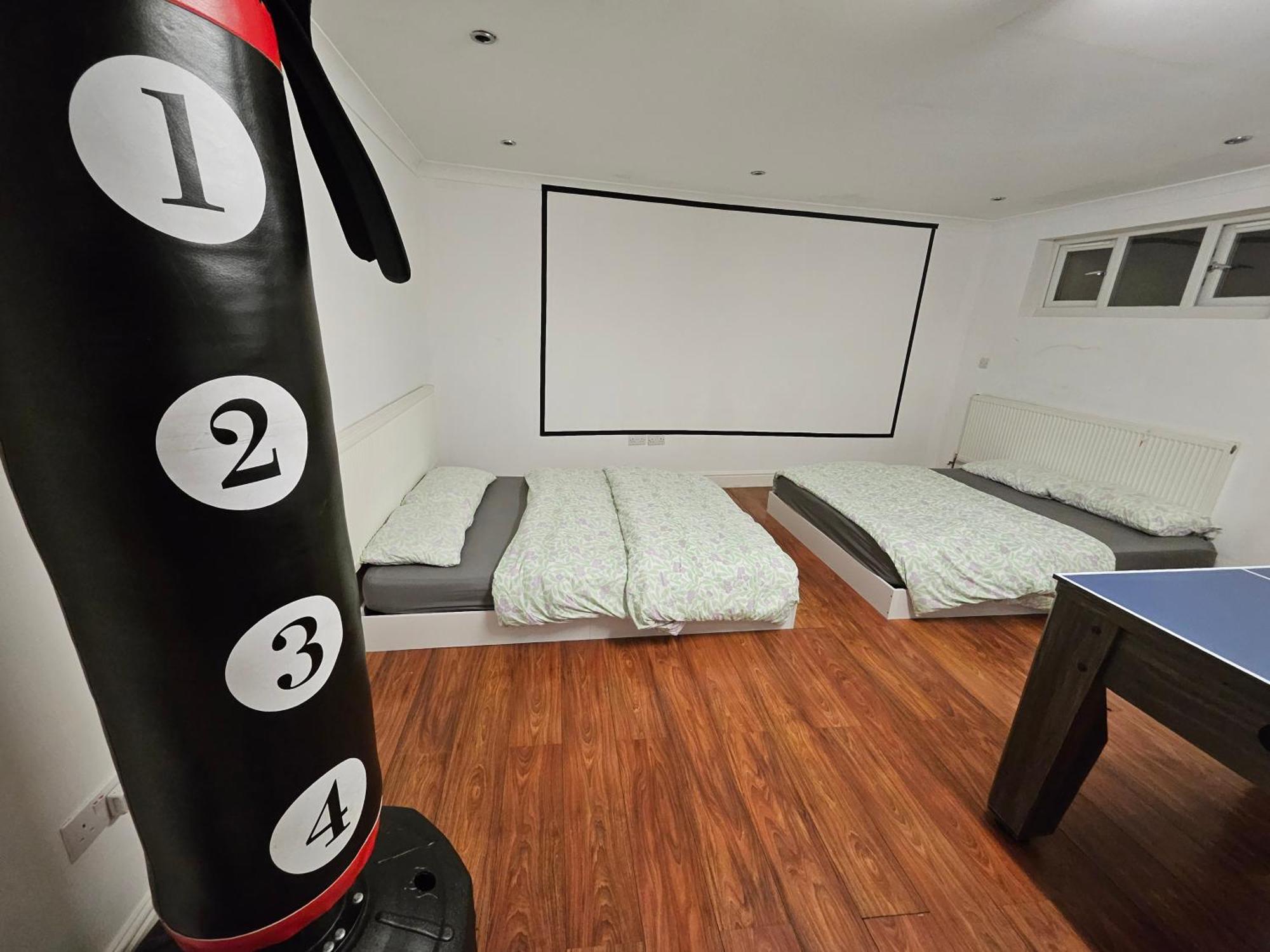 Large Annexe With Games Room Pool Table Ping Pong Air Hockey Movie Projector Windsor Dış mekan fotoğraf